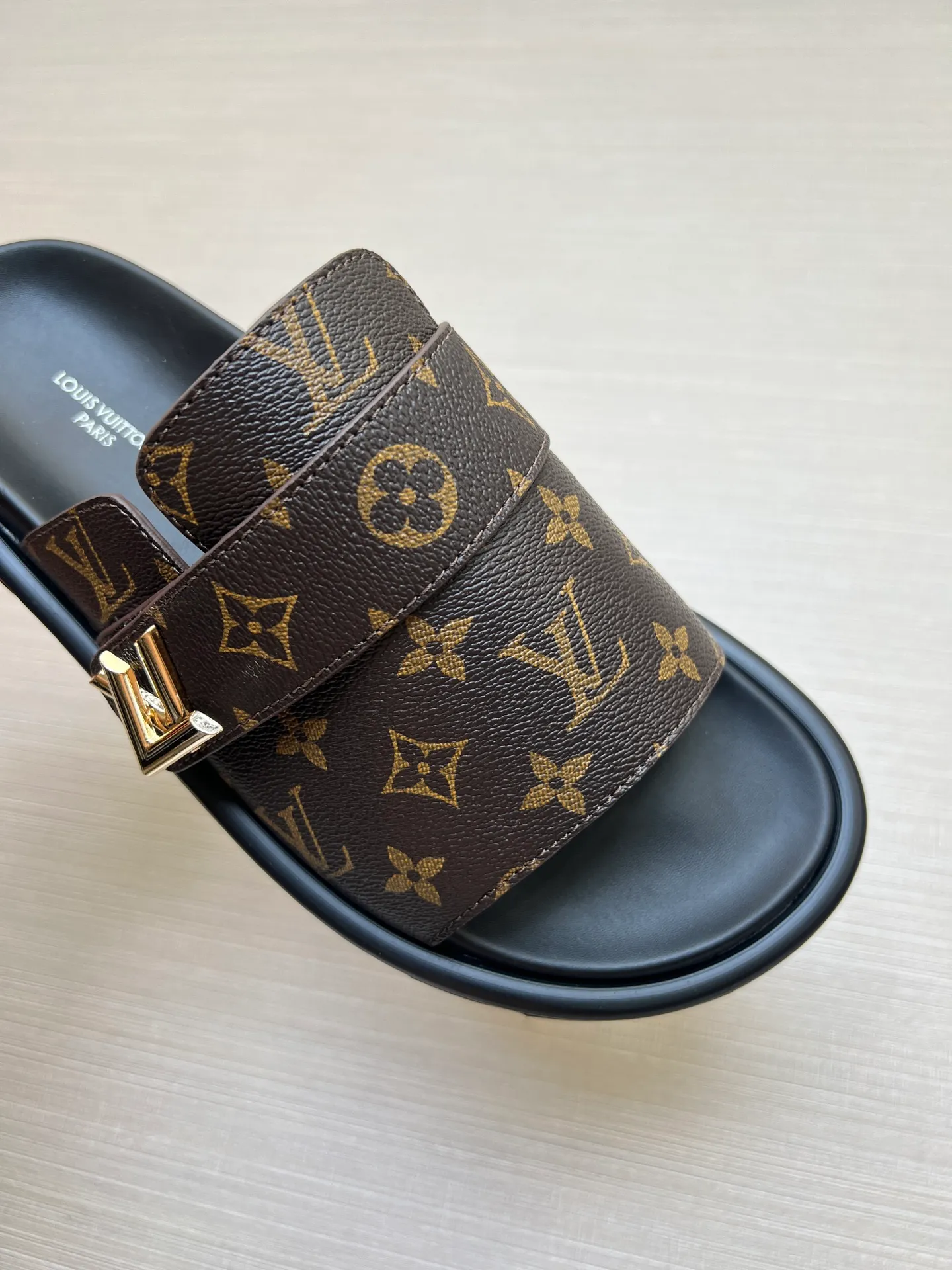 Factory price: 360💰【LOUIS VUITTON】Louis Vuitton, LV printing, men's and women's slippers are on the market, drawer box packaging with cloth bag, card, the upper pattern looks very soft and waxy, super versatile leg slimming artifact. Fabric: imported denim/canvas/old fabric, LV hardware LOGO, official website pattern printing, comfortable to wear, foot pads: high elastic men's shoes💰U water table. Sole: foam sole, heel height: about 5cm. Code number: 35-46, 35, 45, 46 are custom-made and non-returnable. Color: multiple colors and styles available.